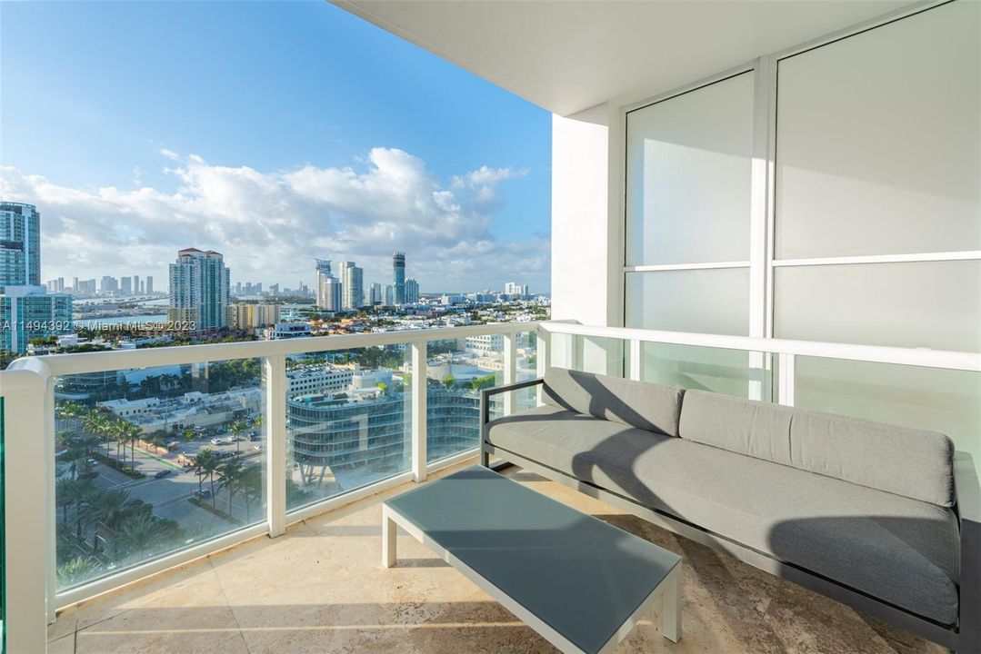 Recently Sold: $5,875,000 (2 beds, 2 baths, 1698 Square Feet)