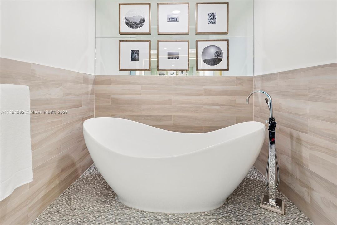 Recently Sold: $5,875,000 (2 beds, 2 baths, 1698 Square Feet)