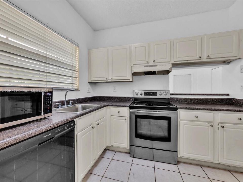 Recently Rented: $2,100 (2 beds, 2 baths, 854 Square Feet)