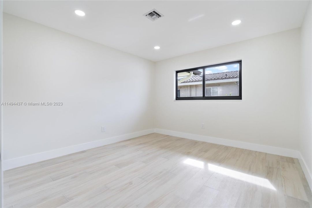 最近售出: $1,850,000 (3 贝兹, 2 浴室, 2344 平方英尺)