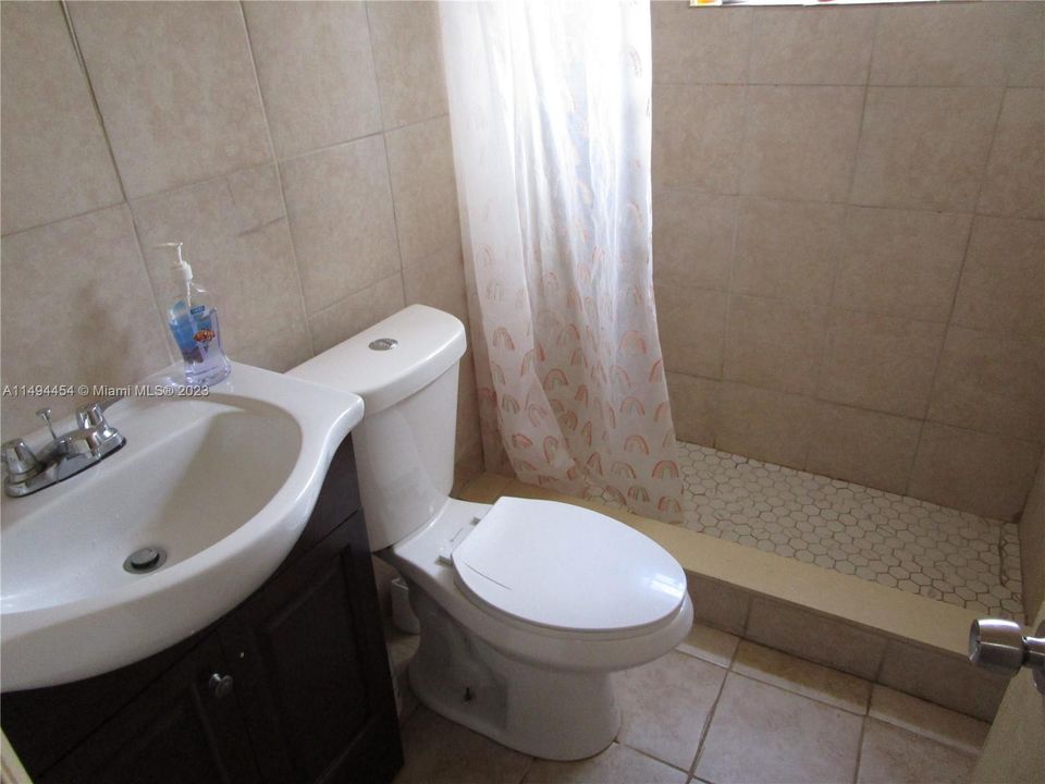 Недавно продано: $485,000 (4 спален, 2 ванн, 1385 Квадратных фут)