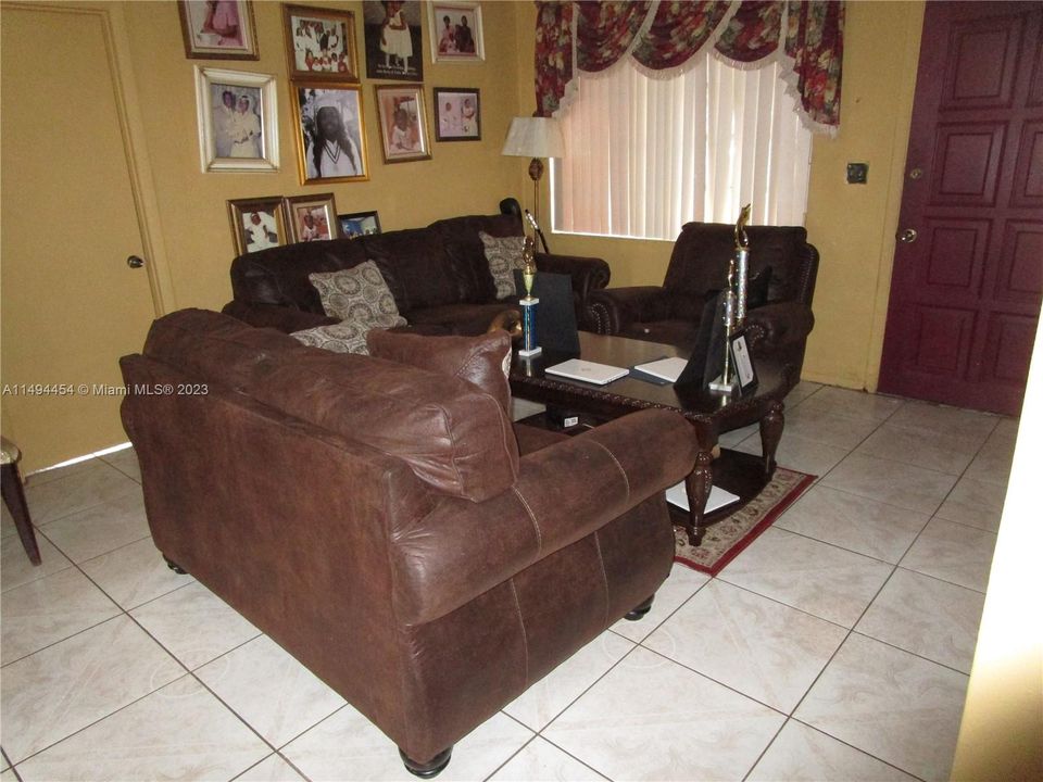 Недавно продано: $485,000 (4 спален, 2 ванн, 1385 Квадратных фут)