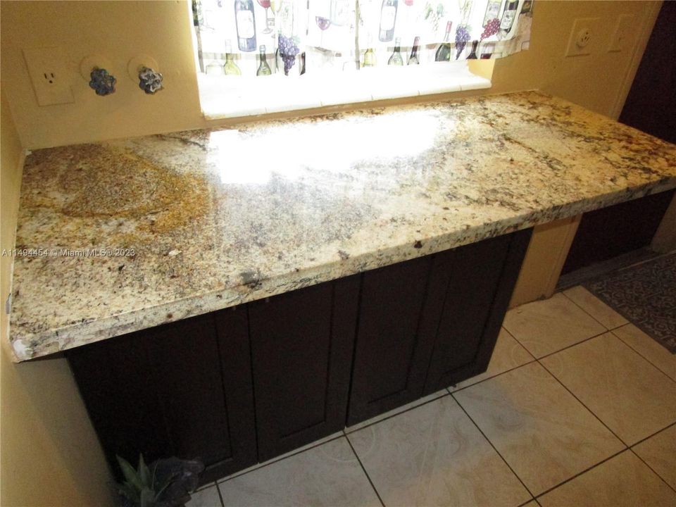 Недавно продано: $485,000 (4 спален, 2 ванн, 1385 Квадратных фут)