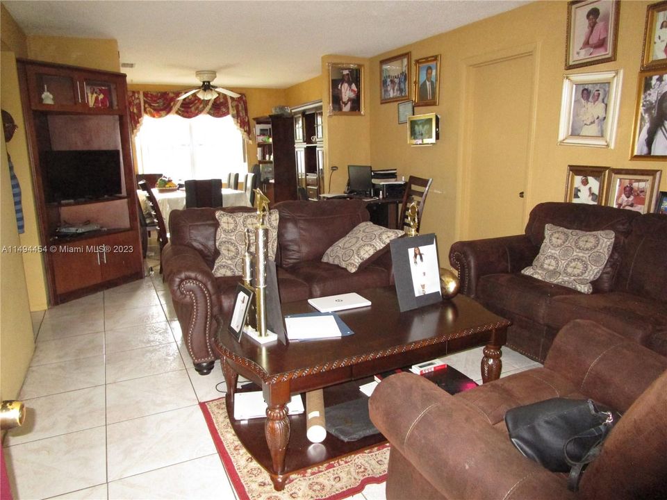 Недавно продано: $485,000 (4 спален, 2 ванн, 1385 Квадратных фут)