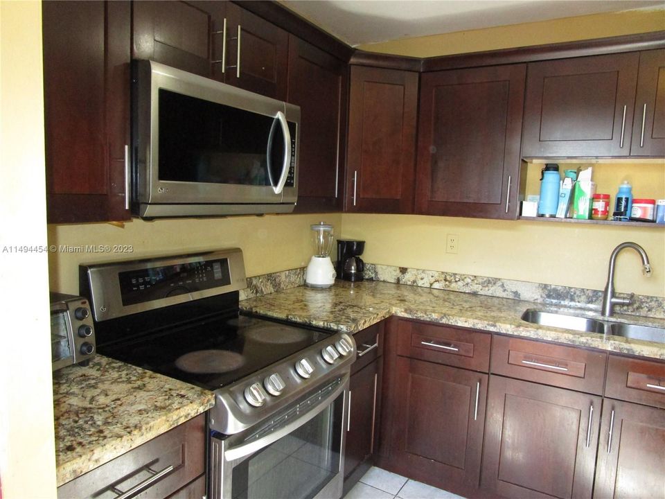 Недавно продано: $485,000 (4 спален, 2 ванн, 1385 Квадратных фут)