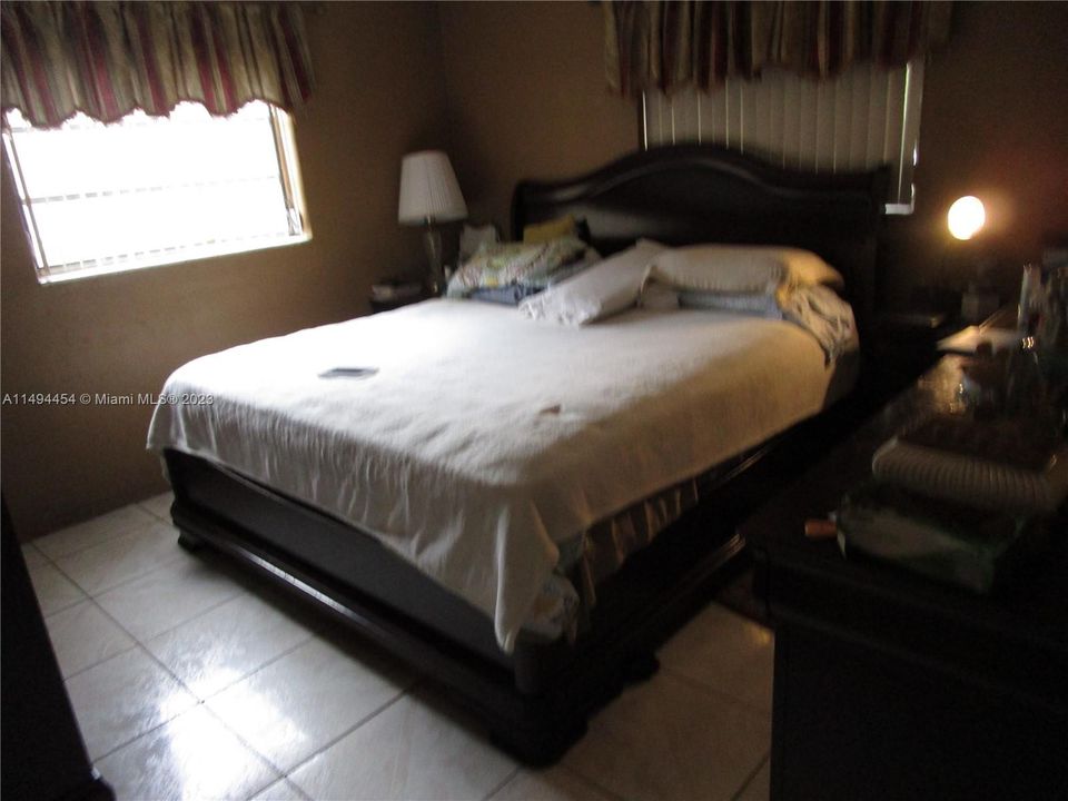 Недавно продано: $485,000 (4 спален, 2 ванн, 1385 Квадратных фут)