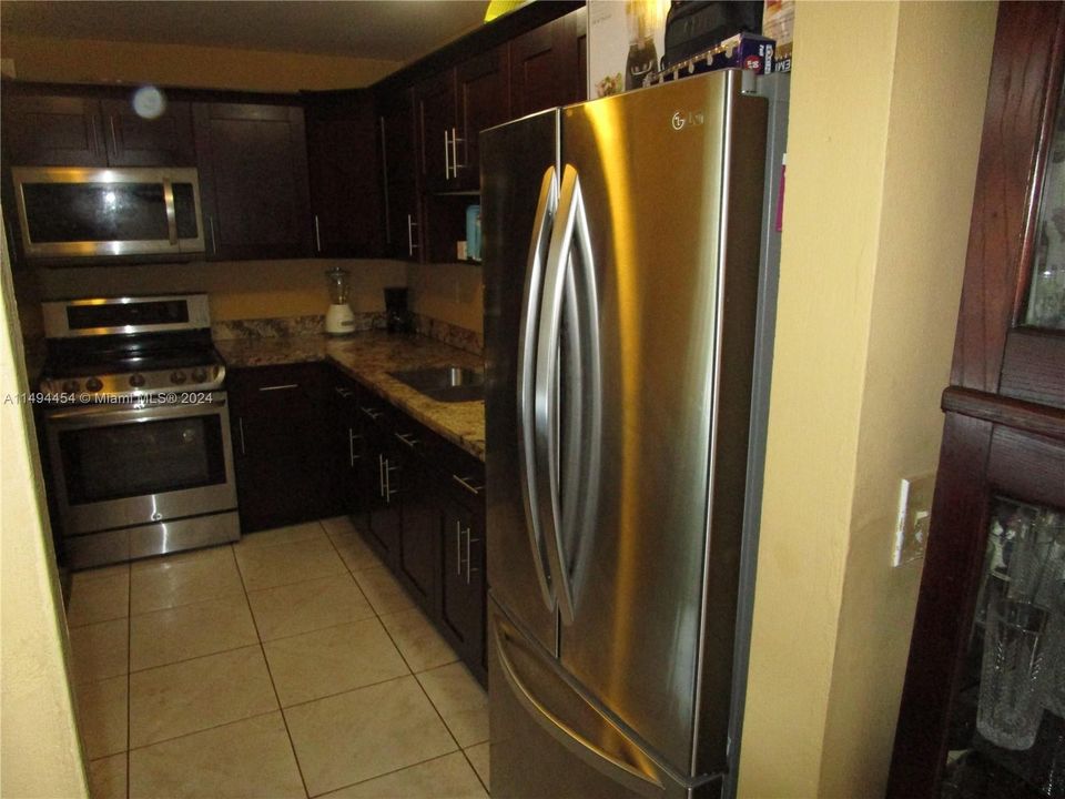 Недавно продано: $485,000 (4 спален, 2 ванн, 1385 Квадратных фут)