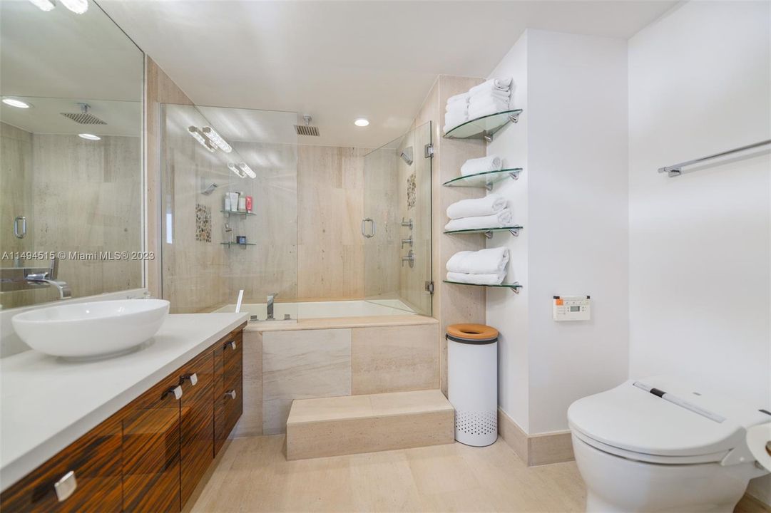 Active With Contract: $1,595,000 (2 beds, 2 baths, 1094 Square Feet)