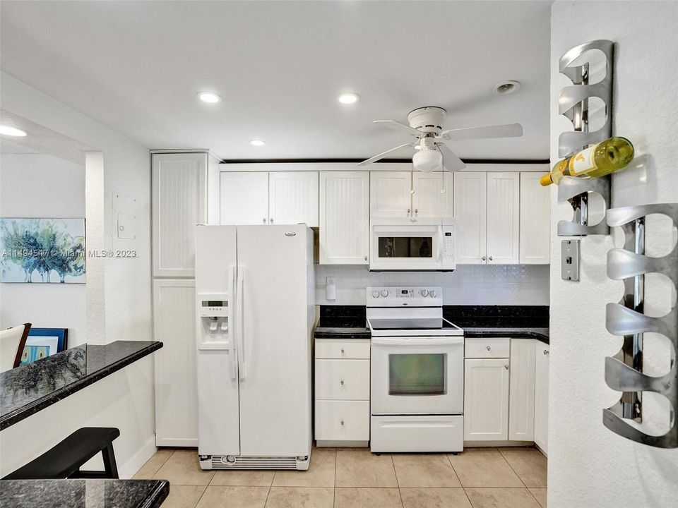 Недавно продано: $179,900 (2 спален, 2 ванн, 1170 Квадратных фут)