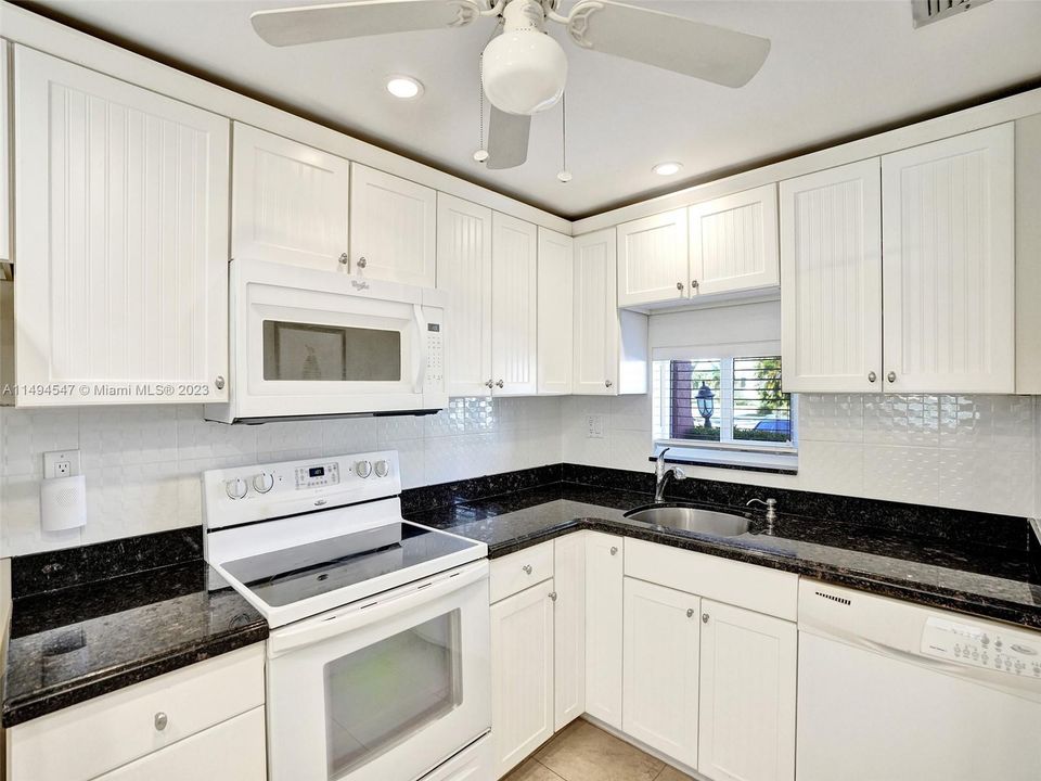 Недавно продано: $179,900 (2 спален, 2 ванн, 1170 Квадратных фут)