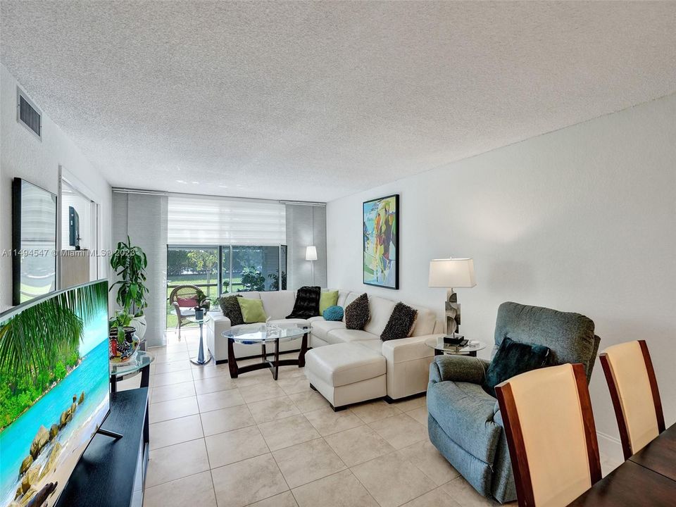 Недавно продано: $179,900 (2 спален, 2 ванн, 1170 Квадратных фут)