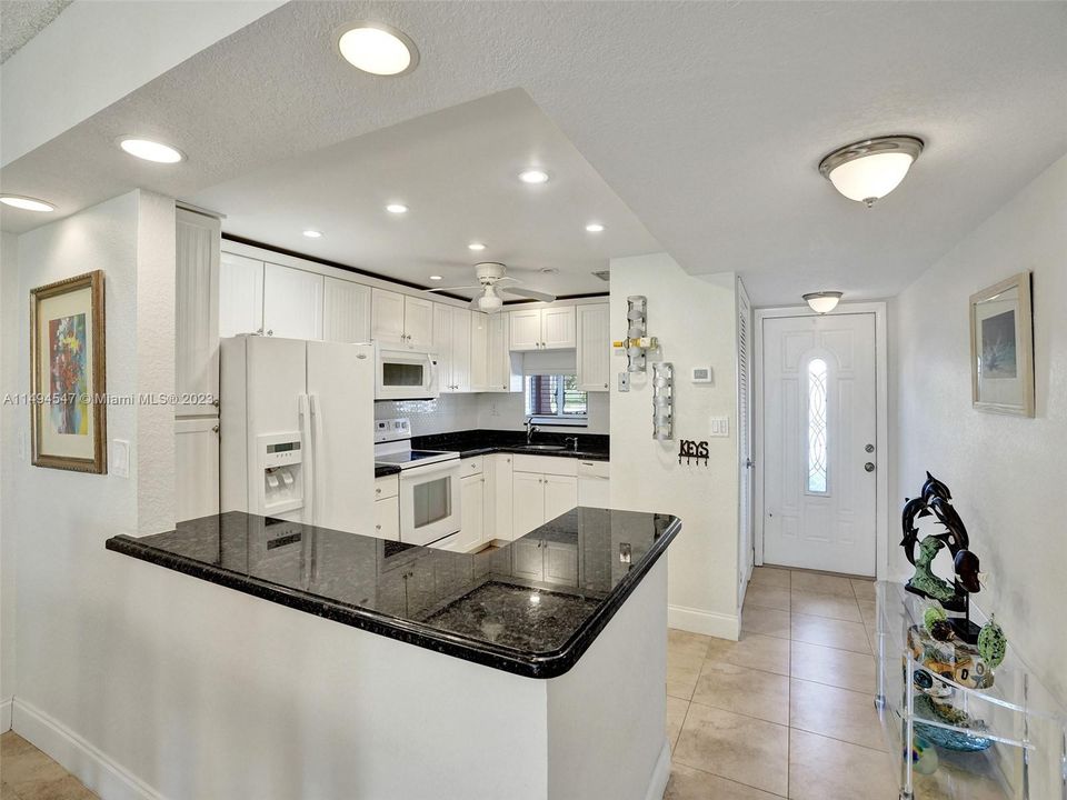 Недавно продано: $179,900 (2 спален, 2 ванн, 1170 Квадратных фут)