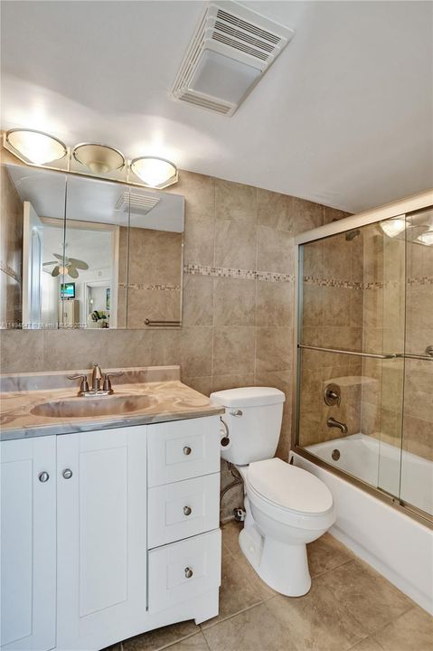 Недавно продано: $179,900 (2 спален, 2 ванн, 1170 Квадратных фут)