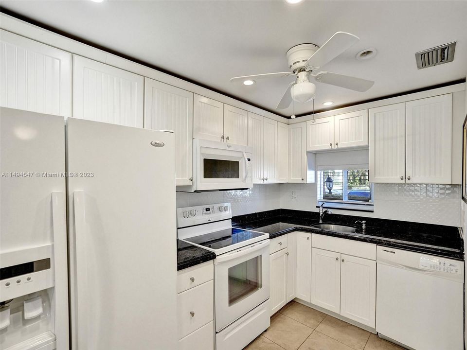 Недавно продано: $179,900 (2 спален, 2 ванн, 1170 Квадратных фут)