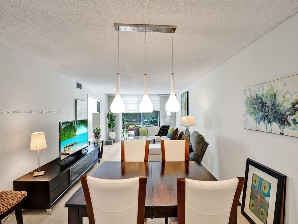 Недавно продано: $179,900 (2 спален, 2 ванн, 1170 Квадратных фут)