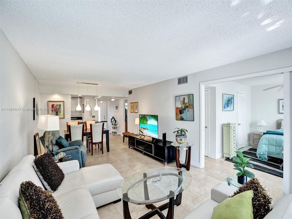 Недавно продано: $179,900 (2 спален, 2 ванн, 1170 Квадратных фут)