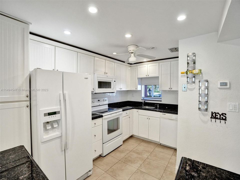 Недавно продано: $179,900 (2 спален, 2 ванн, 1170 Квадратных фут)