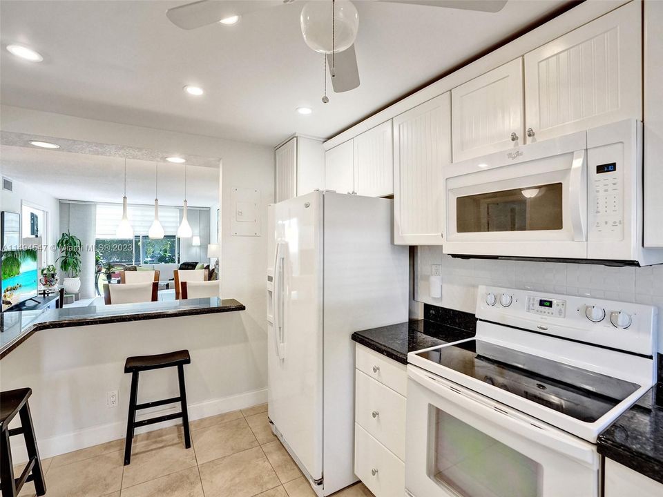 Недавно продано: $179,900 (2 спален, 2 ванн, 1170 Квадратных фут)