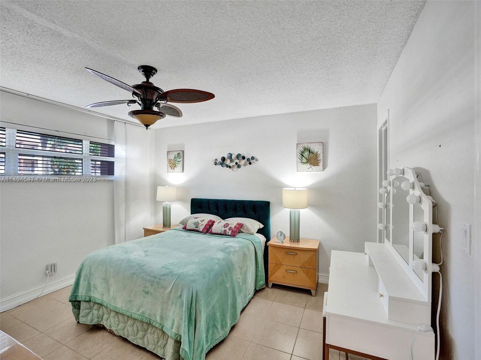 Недавно продано: $179,900 (2 спален, 2 ванн, 1170 Квадратных фут)