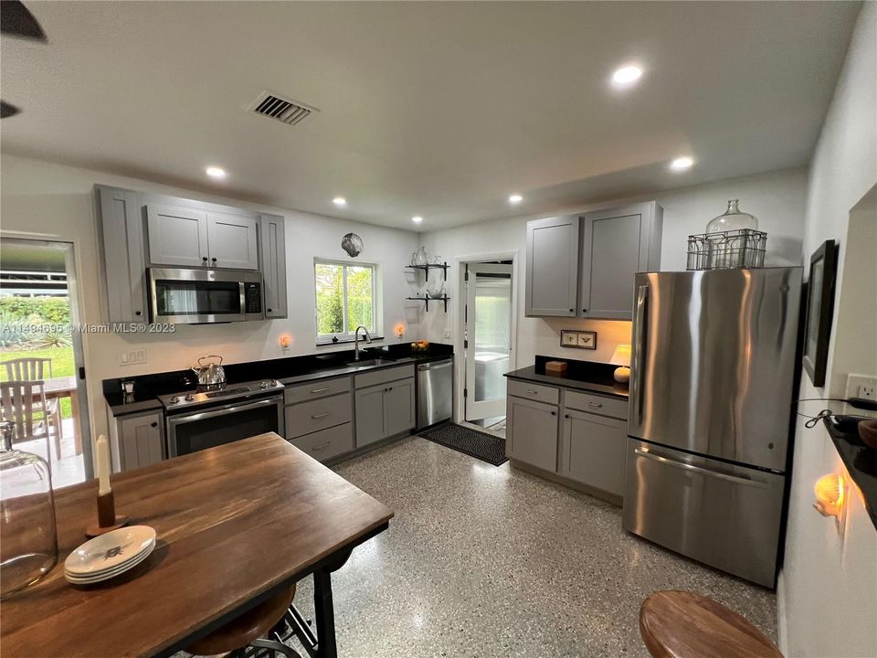 Recently Sold: $1,050,000 (3 beds, 2 baths, 1152 Square Feet)