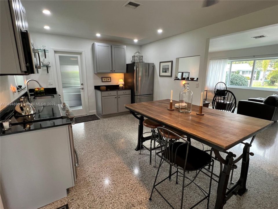 Recently Sold: $1,050,000 (3 beds, 2 baths, 1152 Square Feet)