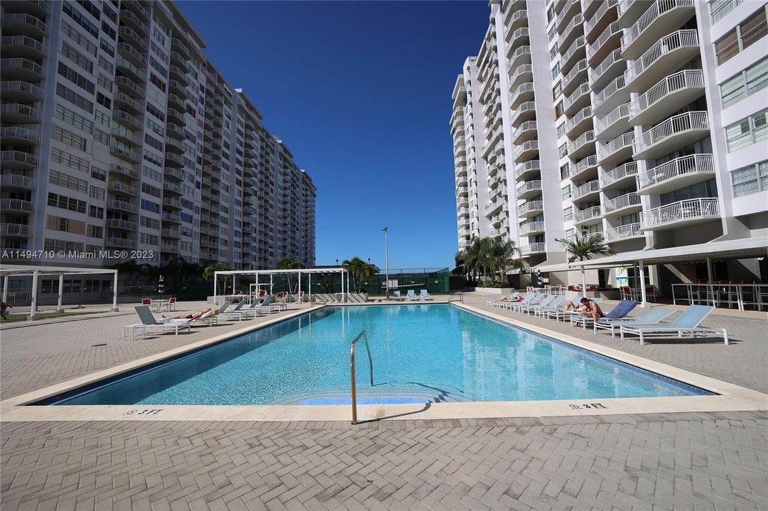 Недавно продано: $365,000 (2 спален, 2 ванн, 1605 Квадратных фут)