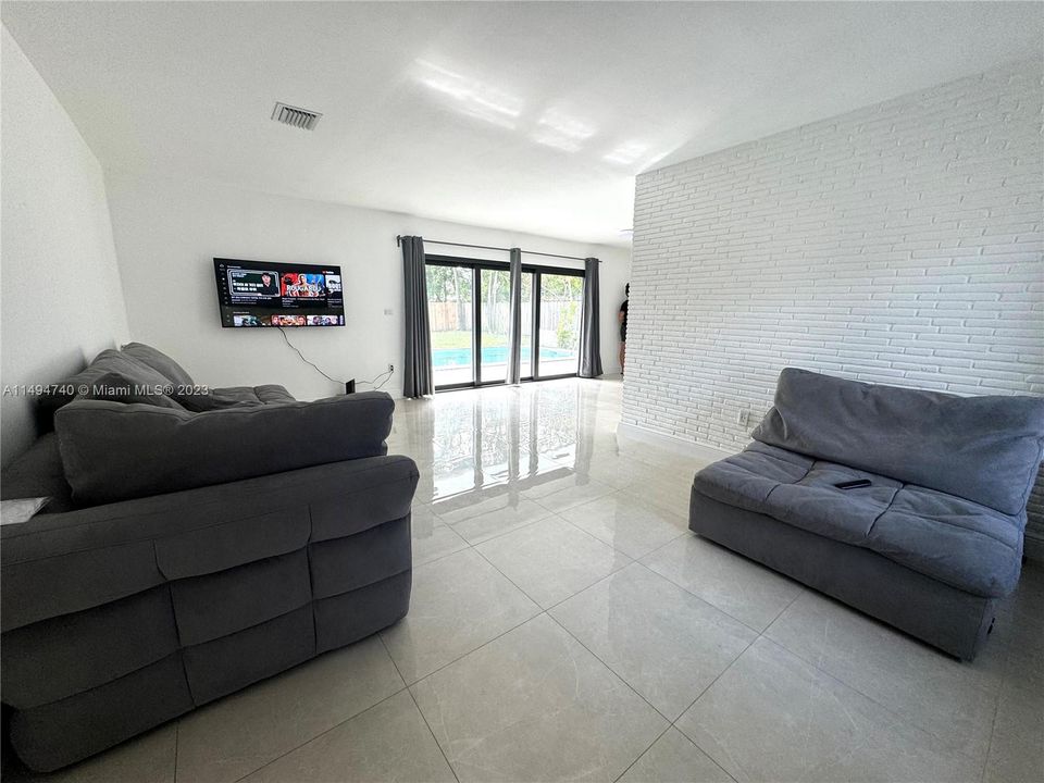 最近售出: $620,000 (3 贝兹, 2 浴室, 1399 平方英尺)