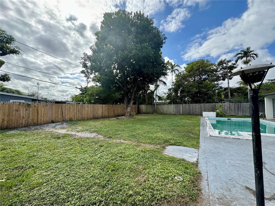 最近售出: $620,000 (3 贝兹, 2 浴室, 1399 平方英尺)