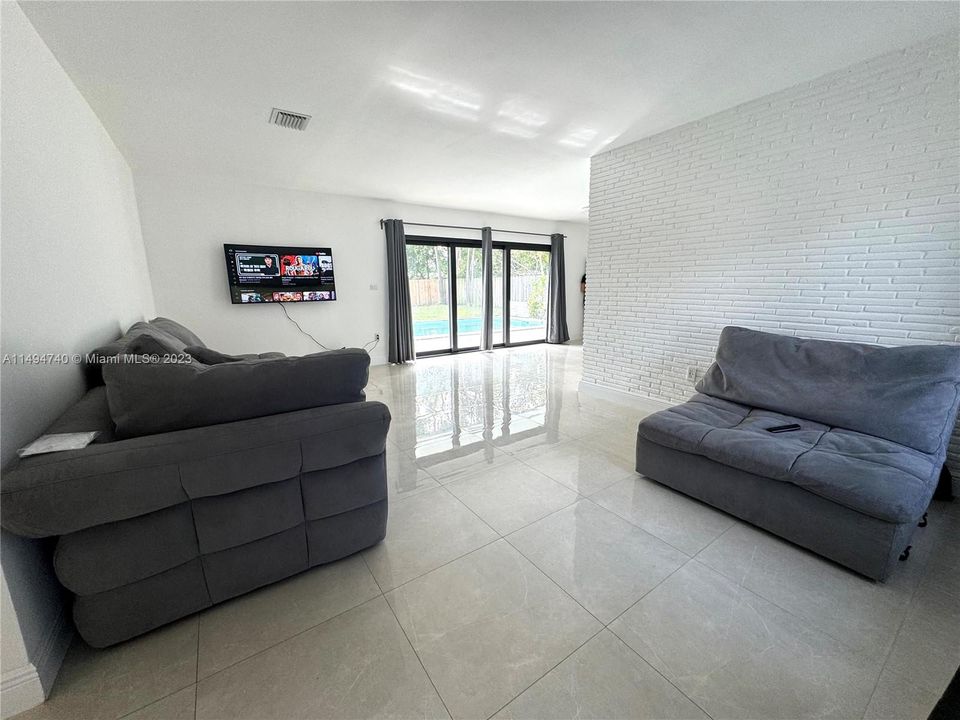 最近售出: $620,000 (3 贝兹, 2 浴室, 1399 平方英尺)