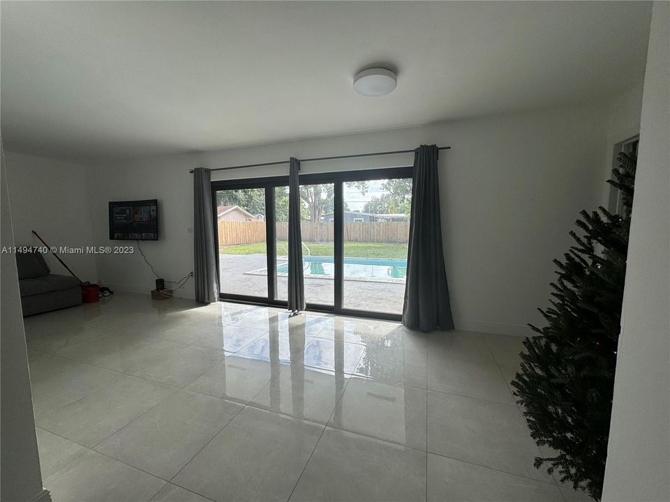 最近售出: $620,000 (3 贝兹, 2 浴室, 1399 平方英尺)