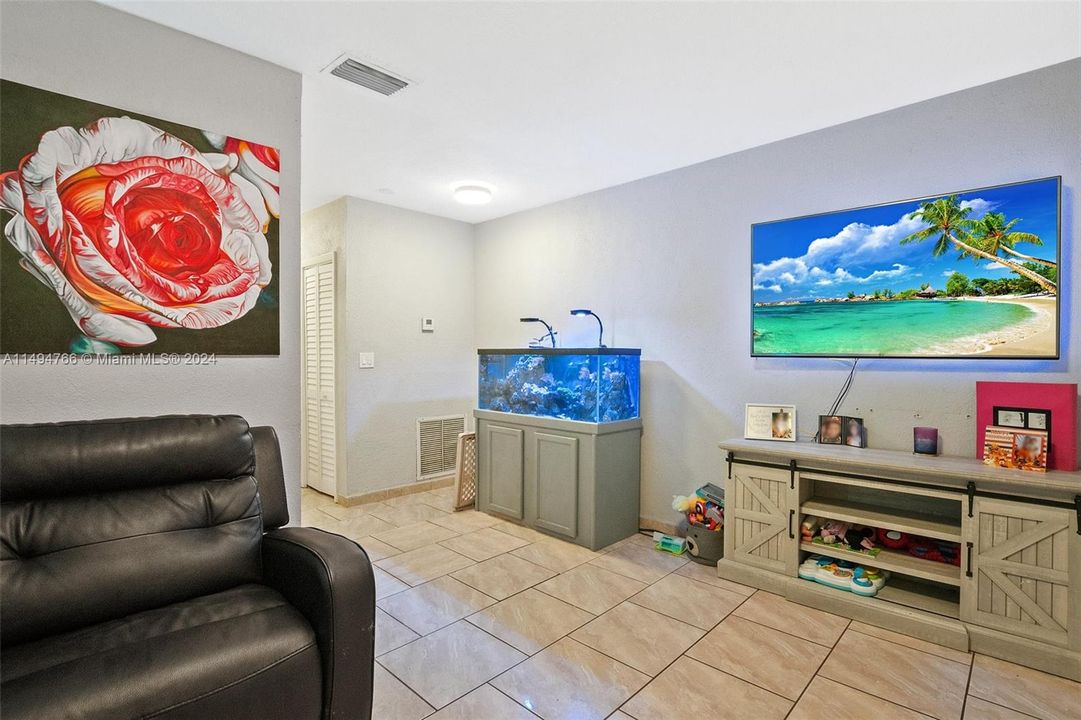 最近售出: $650,000 (0 贝兹, 0 浴室, 1326 平方英尺)