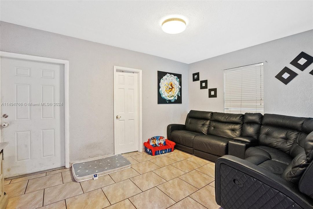 最近售出: $650,000 (0 贝兹, 0 浴室, 1326 平方英尺)