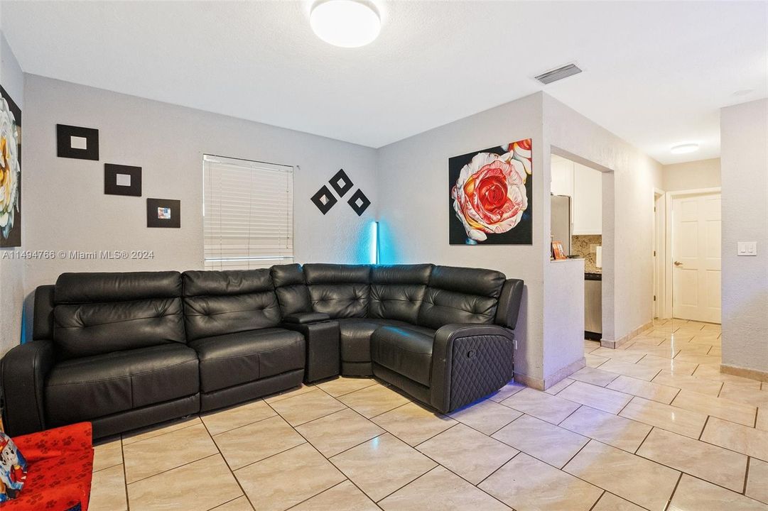 最近售出: $650,000 (0 贝兹, 0 浴室, 1326 平方英尺)