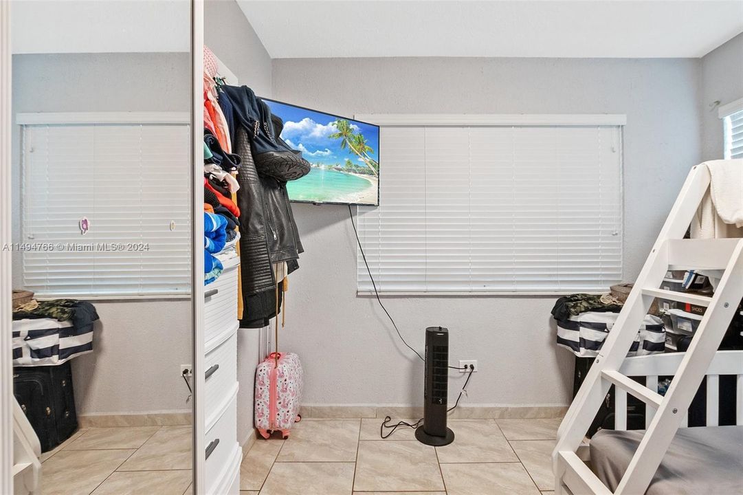 最近售出: $650,000 (0 贝兹, 0 浴室, 1326 平方英尺)