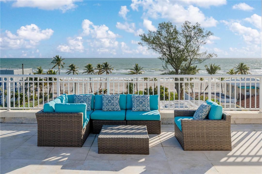 Spectacular Roof-top with Ocean and Intracoastal Views!