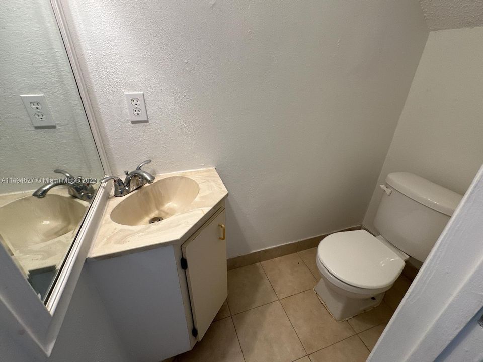 Recently Rented: $1,800 (2 beds, 1 baths, 800 Square Feet)