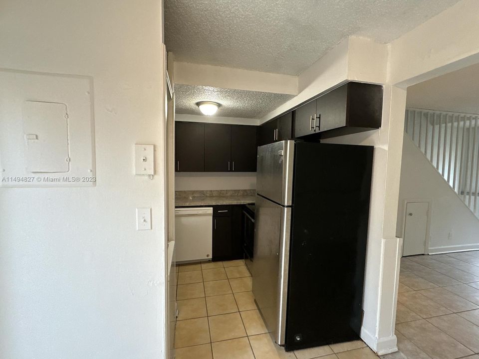 Recently Rented: $1,800 (2 beds, 1 baths, 800 Square Feet)