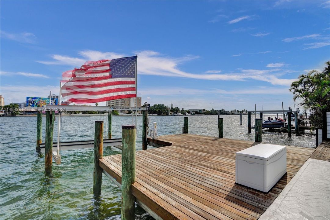 Recently Sold: $2,999,999 (3 beds, 2 baths, 2284 Square Feet)