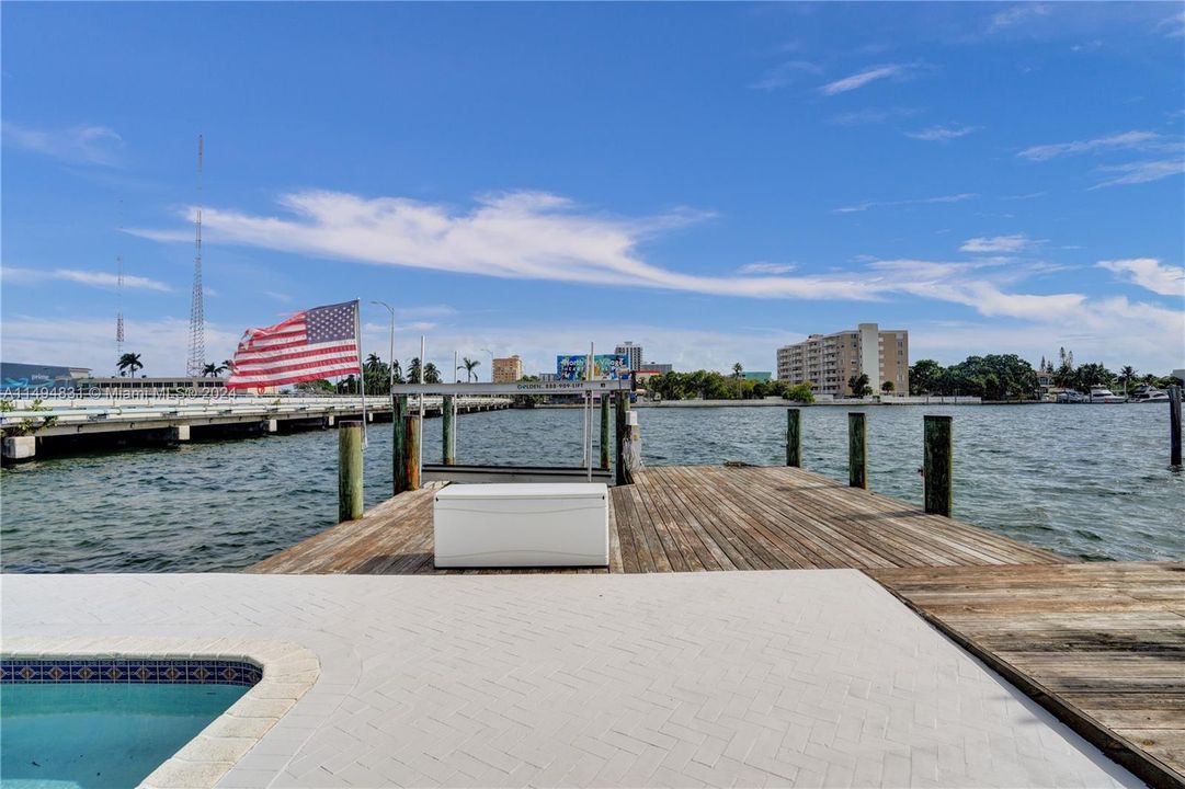 For Sale: $2,999,999 (3 beds, 2 baths, 2284 Square Feet)