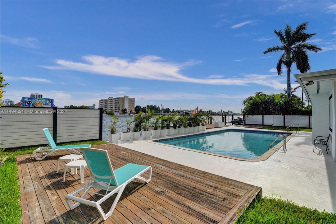 Recently Sold: $2,999,999 (3 beds, 2 baths, 2284 Square Feet)