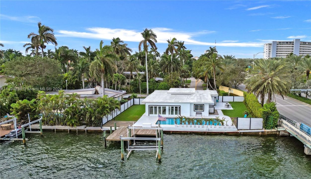 Recently Sold: $2,999,999 (3 beds, 2 baths, 2284 Square Feet)