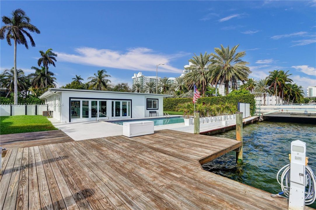 Recently Sold: $2,999,999 (3 beds, 2 baths, 2284 Square Feet)