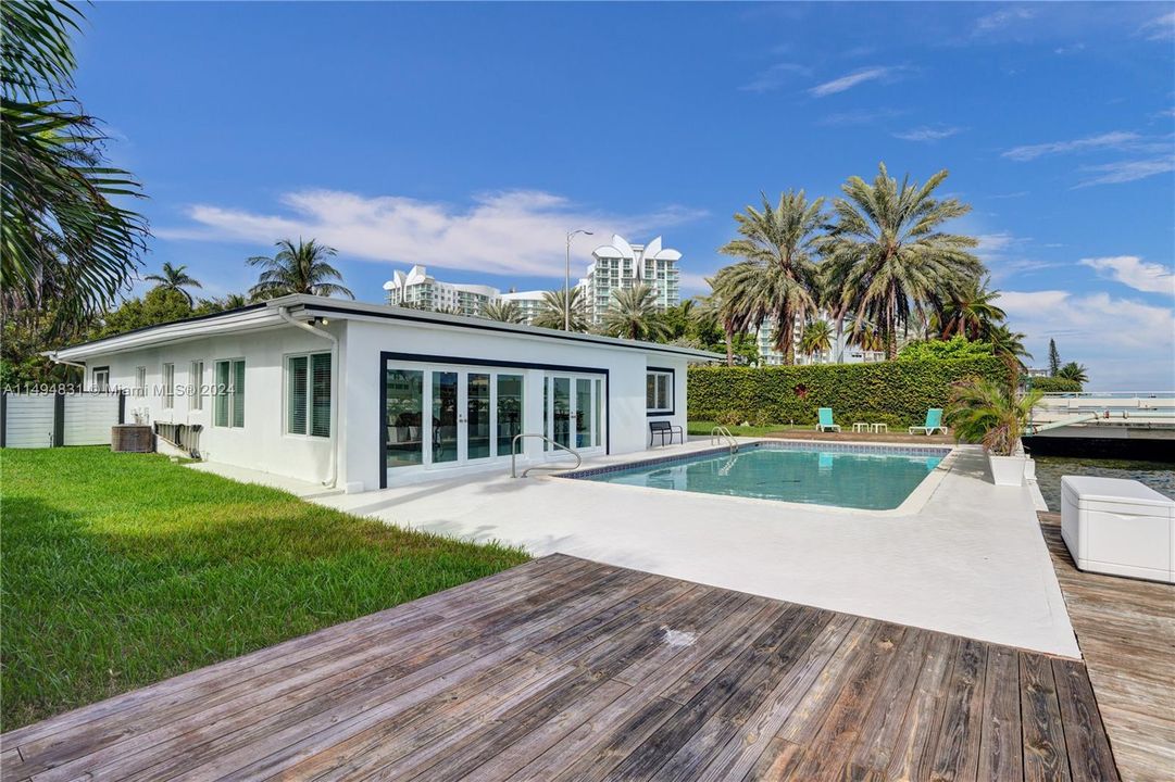 Recently Sold: $2,999,999 (3 beds, 2 baths, 2284 Square Feet)