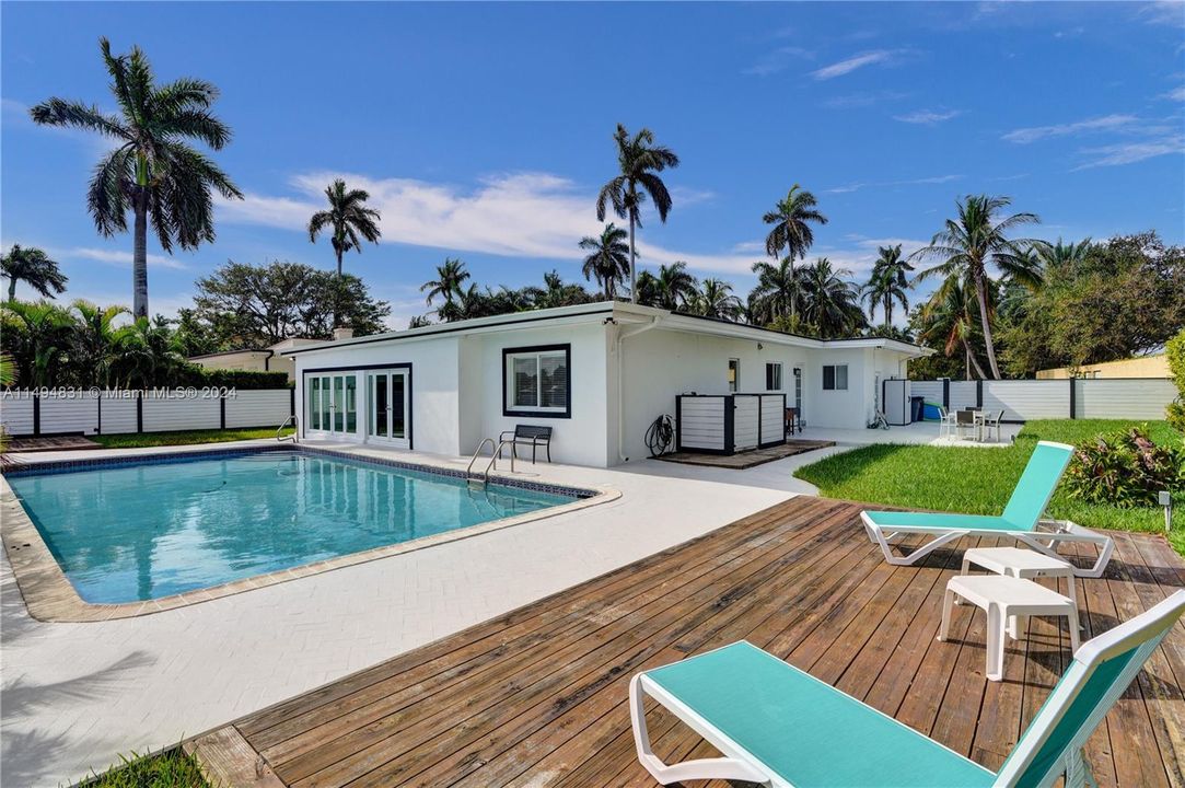 Recently Sold: $2,999,999 (3 beds, 2 baths, 2284 Square Feet)