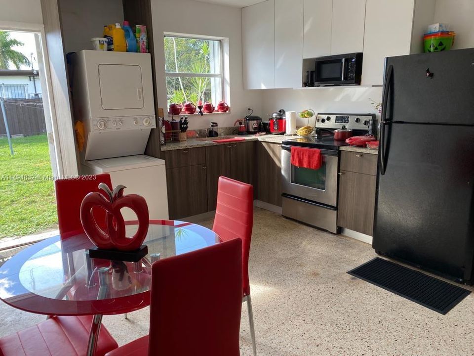 Recently Rented: $2,350 (2 beds, 1 baths, 1408 Square Feet)