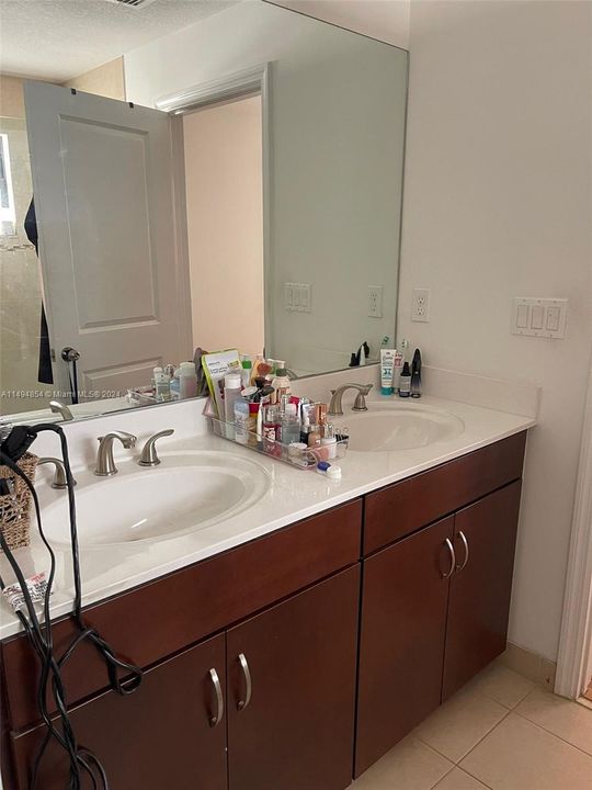 Недавно продано: $599,000 (4 спален, 3 ванн, 1920 Квадратных фут)