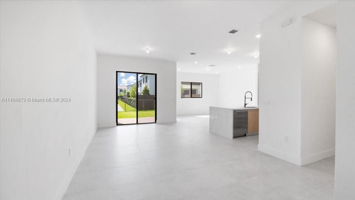 Недавно продано: $1,199,999 (4 спален, 3 ванн, 2203 Квадратных фут)