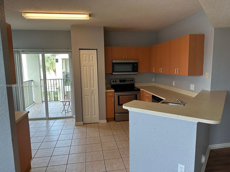 Recently Rented: $2,500 (3 beds, 2 baths, 1553 Square Feet)