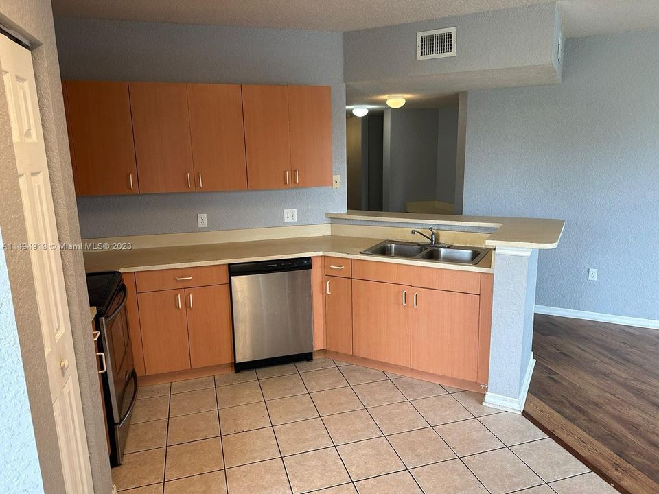 Recently Rented: $2,500 (3 beds, 2 baths, 1553 Square Feet)