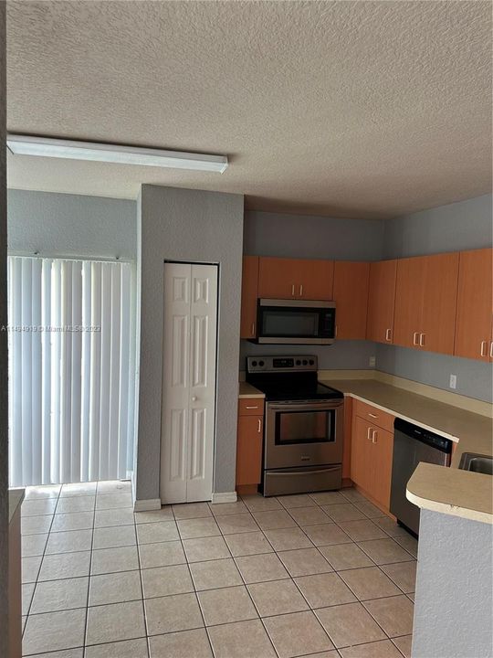 Recently Rented: $2,500 (3 beds, 2 baths, 1553 Square Feet)